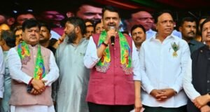 दहीहंडी उत्सवाच्या निमित्ताने शहर व उपनगरातील विविध कार्यक्रमांना मुख्यमंत्री देवेंद्र फडणवीस यांनी भेट देऊन नागरिकांना शुभेच्छा दिल्या.