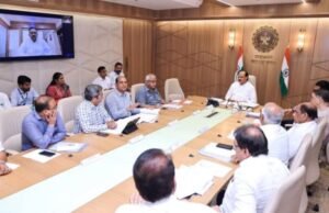 राज्यातील ऊस उत्पादक शेतकऱ्यांच्या हितासाठी केंद्र शासनाच्या निर्देशानुसार एफआरपी (रास्त व किफायतशीर दर) प्रमाणे ऊसदर देण्याबाबत राज्य शासन लवकरच सकारात्मक निर्णय घेणार असल्याची माहिती उपमुख्यमंत्री अजित पवार यांनी दिली.