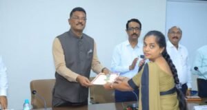 आपल्या परिवारातील कर्ता पुरुष गेल्यानंतर आर्थिक आणि मानसिकदृष्ट्या खचलेल्या कुटुंबाला आधार देण्यासाठी अनुकंपा तत्त्वावरील नोकरीची अत्यंत गरज असते.