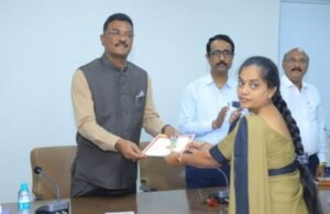 आपल्या परिवारातील कर्ता पुरुष गेल्यानंतर आर्थिक आणि मानसिकदृष्ट्या खचलेल्या कुटुंबाला आधार देण्यासाठी अनुकंपा तत्त्वावरील नोकरीची अत्यंत गरज असते.