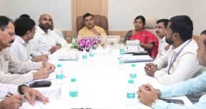 मुंबई या देशाच्या आर्थिक राजधानीच्या ठिकाणी शेतकरी, व्यापारी आणि ग्राहकांच्या सोयीच्या ठिकाणी एक अत्याधुनिक आणि सोयी सुविधांनी युक्त अशी बाजारपेठ असावी या मागणीसाठी दादर कट फ्लॉवर्स असोसिएशनच्या प्रतिनिधींनी मंत्री जयकुमार रावल यांची भेट घेतली.