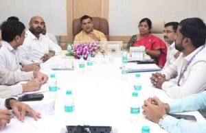 मुंबई या देशाच्या आर्थिक राजधानीच्या ठिकाणी शेतकरी, व्यापारी आणि ग्राहकांच्या सोयीच्या ठिकाणी एक अत्याधुनिक आणि सोयी सुविधांनी युक्त अशी बाजारपेठ असावी या मागणीसाठी दादर कट फ्लॉवर्स असोसिएशनच्या प्रतिनिधींनी मंत्री जयकुमार रावल यांची भेट घेतली.