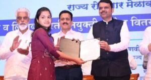 शासनाच्या सामान्य प्रशासन विभागातर्फे अनुकंपा तत्वावरील व लिपिक श्रेणीतील उमेदवारांना मुख्यमंत्री देवेंद्र फडणवीस यांच्याहस्ते नियुक्तीपत्र वितरणाचा राज्यस्तरीय कार्यक्रम पार पडला.