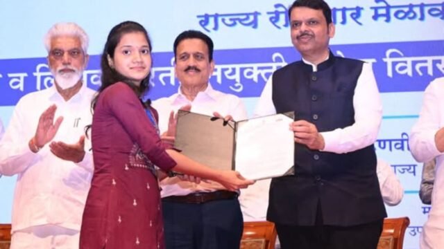 A state-level program was held by Chief Minister Devendra Fadnavis to distribute appointment letters to candidates in the compassionate grounds and clerical category on behalf of the Government's General Administration Department.
