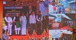 प्रधानमंत्री नरेंद्र मोदी यांच्या हस्ते दूरदृश्य संवाद प्रणालीद्वारे नागपूर-पुणे #वंदेभारत एक्सप्रेसचा हिरवा झेंडा दाखवून शुभारंभ करण्यात आला