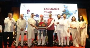 केंद्रीय मंत्री नितीन गडकरी यांना लोकमान्य टिळक राष्ट्रीय पुरस्कार २०२५ मुख्यमंत्री देवेंद्र फडणवीस यांच्या उपस्थितीत प्रदान करण्यात आला.