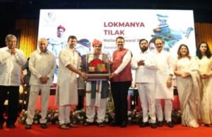 केंद्रीय मंत्री नितीन गडकरी यांना लोकमान्य टिळक राष्ट्रीय पुरस्कार २०२५ मुख्यमंत्री देवेंद्र फडणवीस यांच्या उपस्थितीत प्रदान करण्यात आला.