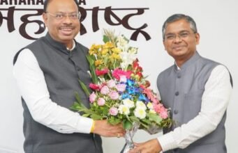 मुख्यमंत्री कार्यालयाचे अपर मुख्य सचिव विकास खारगे यांनी महसूल विभागाचे अपर मुख्य सचिव हा पदभार स्वीकारला.