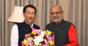 मुंबई भेटीवर आलेले जपानचे भारतातील राजदूत किची ओनो यांनी राज्यपाल सी. पी. राधाकृष्णन यांची राजभवन येथे सदिच्छा भेट घेतली.