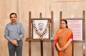 लोकमान्य बाळ गंगाधर टिळक यांच्या जयंतीनिमित्त मंत्रालयात त्यांच्या प्रतिमेला मुख्य सचिव राजेश कुमार यांच्या हस्ते पुष्पहार अर्पण करून अभिवादन करण्यात आले.