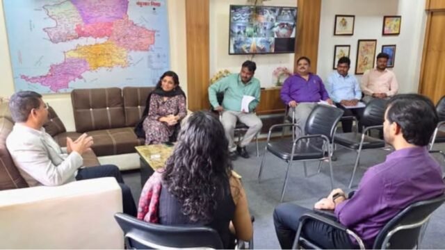 State Scheduled Castes Commission Vice Chairman Adv. Dharampal Meshram welcomed at the District Collector's Office during his visit to Nandurbar