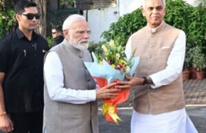 प्रधानमंत्री नरेंद्र मोदी यांचे राजभवन येथे आगमन