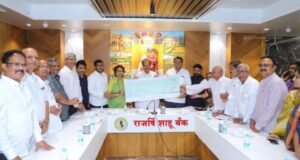 उपमुख्यमंत्री अजित पवार यांच्याकडे मुख्यमंत्री सहायता निधीसाठी ११ लाख रुपयांचा धनादेश सुपूर्द