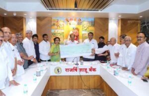 उपमुख्यमंत्री अजित पवार यांच्याकडे मुख्यमंत्री सहायता निधीसाठी ११ लाख रुपयांचा धनादेश सुपूर्द