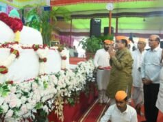 केंद्रीय मंत्री नितीन गडकरी यांची राष्ट्रसंत तुकडोजी महाराज यांच्या पुण्यतिथी महोत्सवात मौन श्रद्धांजली अर्पण