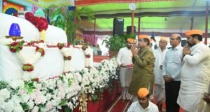 केंद्रीय मंत्री नितीन गडकरी यांची राष्ट्रसंत तुकडोजी महाराज यांच्या पुण्यतिथी महोत्सवात मौन श्रद्धांजली अर्पण