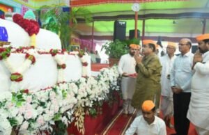 केंद्रीय मंत्री नितीन गडकरी यांची राष्ट्रसंत तुकडोजी महाराज यांच्या पुण्यतिथी महोत्सवात मौन श्रद्धांजली अर्पण