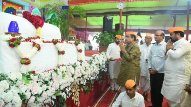 Union Minister Nitin Gadkari pays silent tribute to Rashtrasant Tukadoji Maharaj on his death anniversary