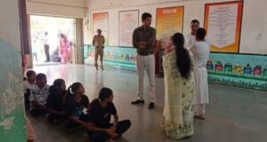 नंदुरबार : ‘प्रकाशवाटा’ उपक्रमांतर्गत जिल्हाधिकारी डॉ. मित्ताली सेठी यांची शासकीय आश्रम शाळांना भेट