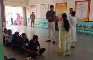 नंदुरबार : ‘प्रकाशवाटा’ उपक्रमांतर्गत जिल्हाधिकारी डॉ. मित्ताली सेठी यांची शासकीय आश्रम शाळांना भेट