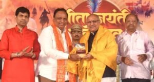 राज्यपाल सी. पी. राधाकृष्णन यांच्या उपस्थितीत कांदिवली येथे गीताजयंती महोत्सव साजरा झाला.