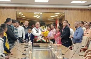 नाशिक अपर आयुक्तालया येणाऱ्या सहा आदिवासी विकास प्रकल्पातील आश्रम शाळांमधील प्रत्येकी चार विद्यार्थ्यांना आदिवासी विकास राष्ट्रपती श्रीमती द्रौपदी मुर्मू यांना भेटण्याची संधी मिळाली.