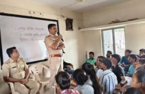 शहादा पोलीस ठाणे यांच्या वतीने विद्याश्रम स्पर्धा परीक्षा मार्गदर्शन केंद्र, लोणखेडा येथे सायबर क्राईम जनजागृती कार्यक्रम आयोजित करण्यात आला.