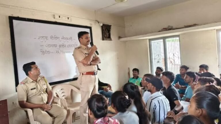 शहादा पोलीस ठाणे यांच्या वतीने विद्याश्रम स्पर्धा परीक्षा मार्गदर्शन केंद्र, लोणखेडा येथे सायबर क्राईम जनजागृती कार्यक्रम आयोजित करण्यात आला.