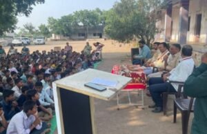 नंदुरबार तालुका पोलीस ठाणे हद्दीतील एस. आर. सी. इंदानी हायस्कूल आणि कनिष्ठ महाविद्यालय, कोपर्ली येथे सायबर गुन्हे प्रतिबंध व जनजागृती कार्यक्रम आयोजित करण्यात आला.