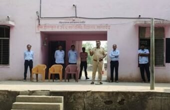 पोलीस ठाणे हद्दीतील कुबेर माध्यमिक विद्यालय, म्हसावद शाळेतील विद्यार्थी, विद्यार्थिनी तसेच शिक्षकवर्ग यांना सायबर गुन्हे व सोशल मीडियावरून होणाऱ्या जनजागृती करण्यात आली.