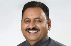 सहकार मंत्री बाळासाहेब पाटील यांनी दिले एक महिन्याचे वेतन मुख्यमंत्री सहाय्यता निधीसाठी