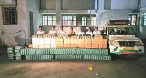 बनावट एग ट्रे च्या आडून बेकायदेशीररीत्या अवैध दारूची वाहतूक करणाऱ्यांवर स्थानिक गुन्हे शाखेची कारवाई..!