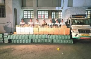 बनावट एग ट्रे च्या आडून बेकायदेशीररीत्या अवैध दारूची वाहतूक करणाऱ्यांवर स्थानिक गुन्हे शाखेची कारवाई..!