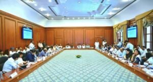 राज्यातील सुरू असलेले विकास प्रकल्प नियोजित वेळेत पूर्ण करण्यात यावे.