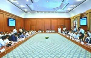 राज्यातील सुरू असलेले विकास प्रकल्प नियोजित वेळेत पूर्ण करण्यात यावे.