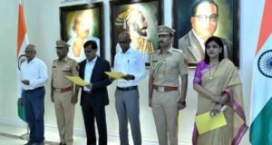 बंकिमचंद्र चटर्जी यांनी रचलेल्या ‘वंदे मातरम्’ या गीताच्या सार्ध शताब्दी महोत्सवनिमित्त राजभवन येथे संपूर्ण ‘वंदे मातरम्’ गीताचे सामूहिक गायन करण्यात आले.