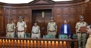 वंदे मातरम् या राष्ट्रीय गीतास १५० पूर्ण झाल्याने आज महाराष्ट्र पोलीस मुख्यालयात सामुदायिक वंदे मातरम् गायनाचा कार्यक्रम आयोजित करण्यात आला