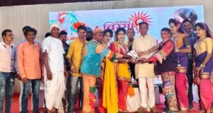 अनशील मामा आदिवासी सांस्कृतिक सोंगाड्या पार्टी केवडीपाडा यांची उत्कृष्ट गीत गायन स्पर्धेत विभागीय फेरीतून राज्यस्तरासाठी नागपूर येथे निवड