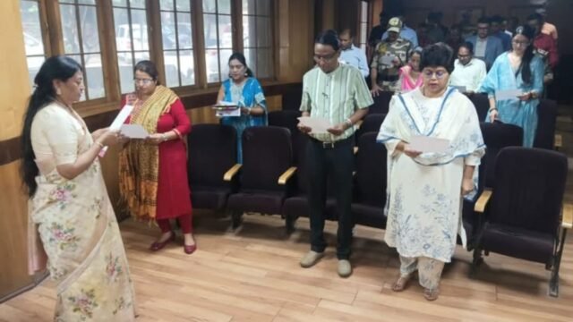 A pledge to eradicate corruption was given at the Old Maharashtra Sadan on the occasion of Vigilance Awareness Week.