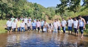 शहादा तालुक्यात ग्रामपंचायत अधिकाऱ्यांचे श्रमदान — ‘वनराई बंधारा’ उपक्रमातून जलसंधारणाचा आदर्श