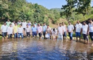 शहादा तालुक्यात ग्रामपंचायत अधिकाऱ्यांचे श्रमदान — ‘वनराई बंधारा’ उपक्रमातून जलसंधारणाचा आदर्श