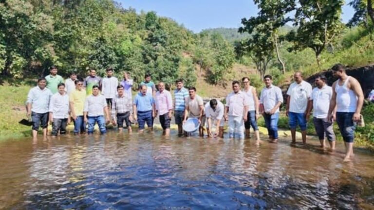 शहादा तालुक्यात ग्रामपंचायत अधिकाऱ्यांचे श्रमदान — ‘वनराई बंधारा’ उपक्रमातून जलसंधारणाचा आदर्श
