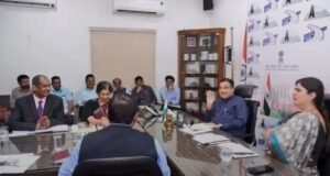 विदर्भ-मराठवाड्यात दुग्धविकास प्रकल्पाचा दुसरा टप्पा शेतकऱ्यांना सक्षम करण्यावर भर केंद्रीय मंत्री नितिन गडकरी आणि पशुसंवर्धन मंत्री पंकजा मुंडे यांच्यात नवी दिल्लीत बैठक