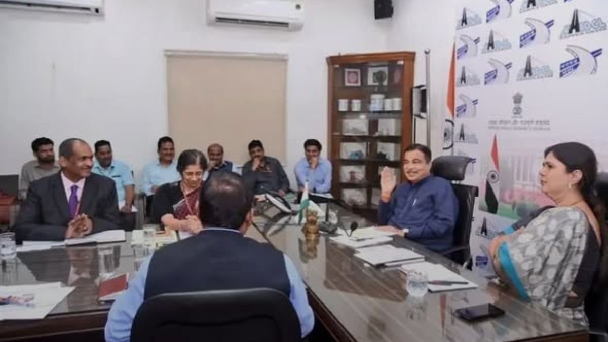 The second phase of the dairy development project in Vidarbha-Marathwada focuses on empowering farmers. Union Minister Nitin Gadkari and Animal Husbandry Minister Pankaja Munde hold a meeting in New Delhi.