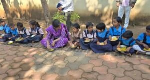 अक्कलकुवा तालुक्यातील बिजरीगव्हाण जिल्हा परिषद शाळेला जिल्हाधिकारी डॉ. मित्ताली सेठी यांची भेट – विद्यार्थ्यांसोबत घेतला शालेय पोषण आहाराचा अनुभव..