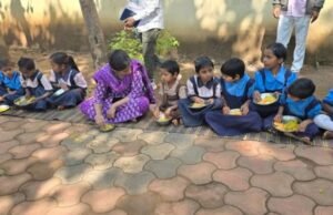 अक्कलकुवा तालुक्यातील बिजरीगव्हाण जिल्हा परिषद शाळेला जिल्हाधिकारी डॉ. मित्ताली सेठी यांची भेट – विद्यार्थ्यांसोबत घेतला शालेय पोषण आहाराचा अनुभव..