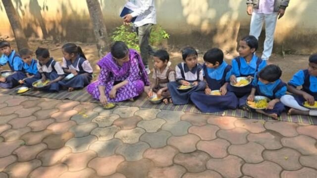 District Collector Dr. Mittali Sethi visited Bijrigavhan Zilla Parishad School in Akkalkuwa taluka – experienced school nutrition with the students..