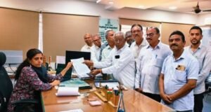 अतिवृष्टीग्रस्त शेतकऱ्यांना मदतीचा हात — नंदुरबार जिल्हा पेन्शनर्स असोसिएशनकडून मुख्यमंत्री सहाय्यता निधीसाठी देणगी सुपूर्द