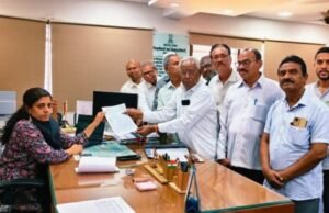 अतिवृष्टीग्रस्त शेतकऱ्यांना मदतीचा हात — नंदुरबार जिल्हा पेन्शनर्स असोसिएशनकडून मुख्यमंत्री सहाय्यता निधीसाठी देणगी सुपूर्द