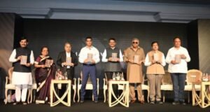 माधव अगस्ती यांची वेशभूषा क्षेत्रातील कारकीर्द प्रेरणादायी – मुख्यमंत्री देवेंद्र फडणवीस